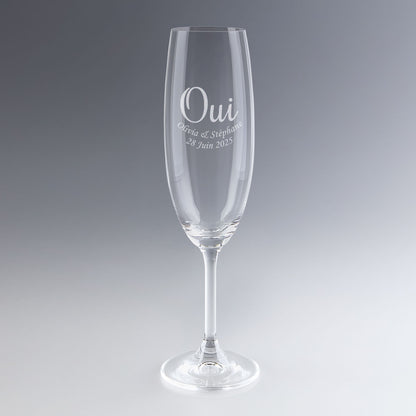 Flûte à champagne gravée avec le mot "OUI", les prénoms des mariés et la date du mariage. Cadeau personnalisé élégant pour dire oui à l’amour.