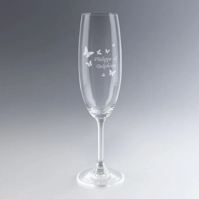 Flûte à champagne gravée au laser avec prénoms et décor papillons. Un cadeau romantique et personnalisé parfait pour mariage, fiançailles ou Saint-Valentin.