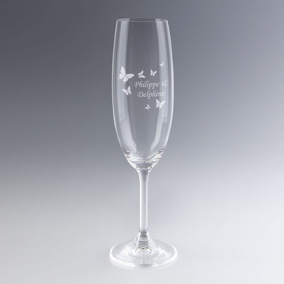 Flûte à champagne gravée au laser avec prénoms et décor papillons. Un cadeau romantique et personnalisé parfait pour mariage, fiançailles ou Saint-Valentin.