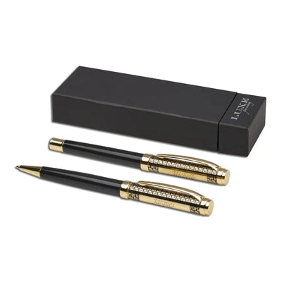 Stylo bille et stylo roller noirs et dorés présentés devant un étui cadeau noir LUXE, parfaits pour un cadeau raffiné.