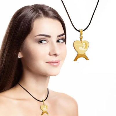 Pendentif cœur en métal doré avec base Tour Eiffel, gravé avec photo et message – un cadeau personnalisé plein d’amour.
