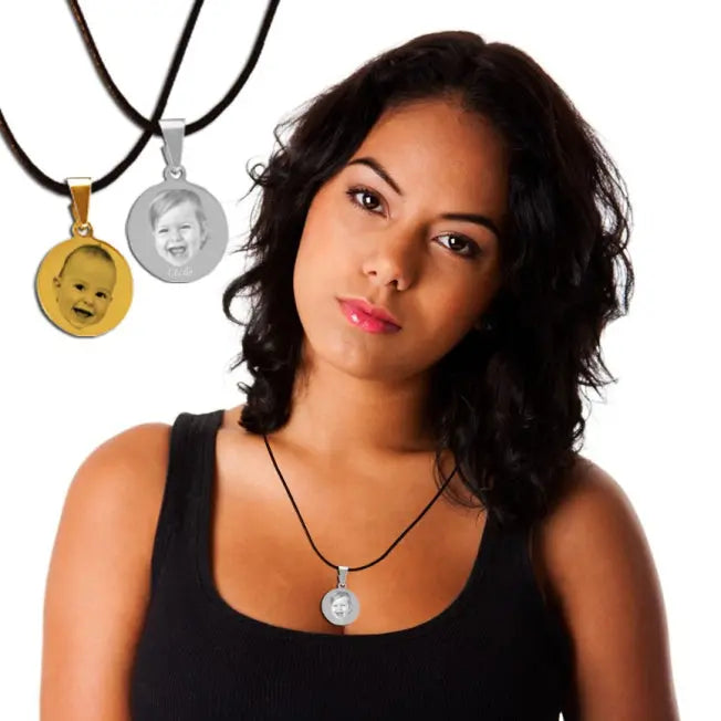 Pendentif rond personnalisé porté par une femme, gravé avec la photo d’un enfant – bijou souvenir émouvant, idéal comme cadeau personnalisé.