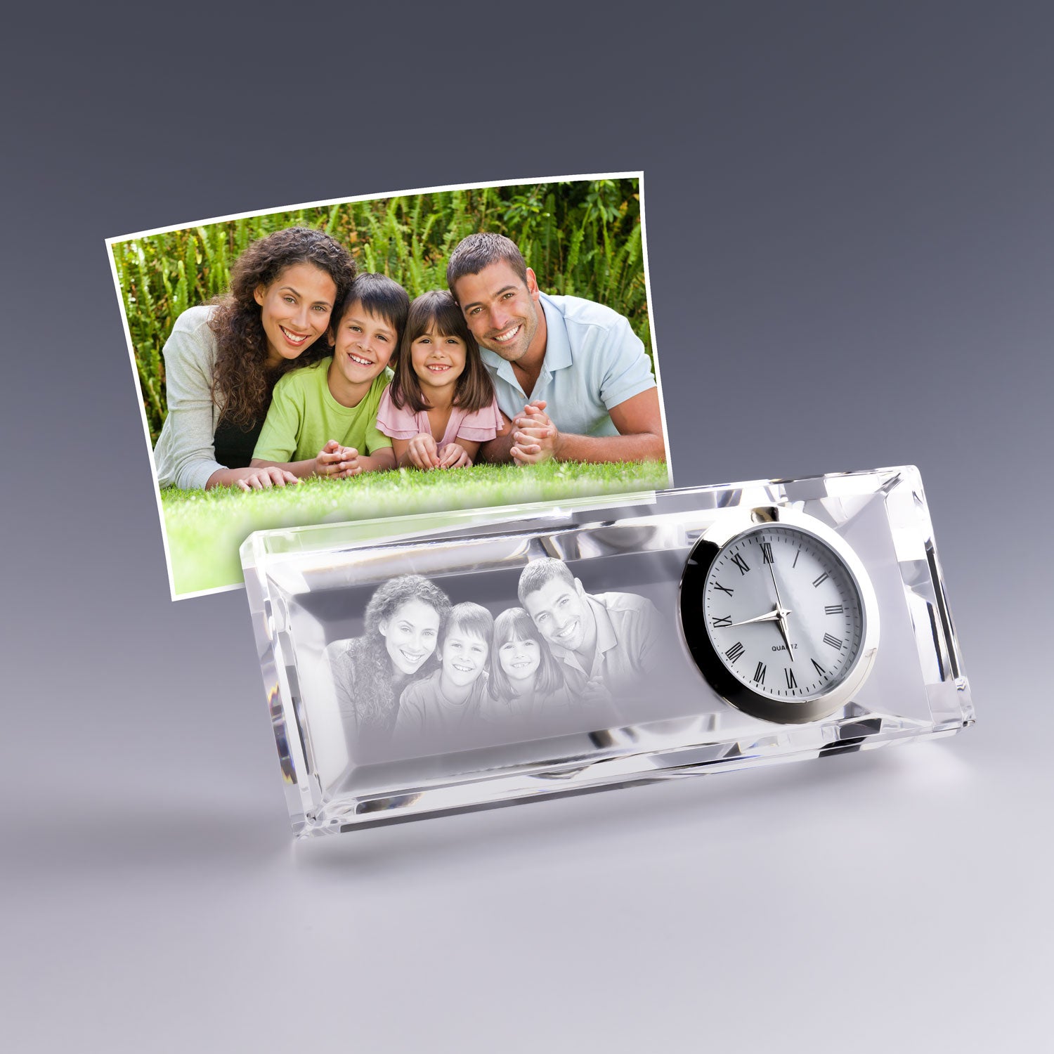 Pendulette de bureau en verre personnalisée avec votre photo gravée en 2D, un cadeau élégant et pratique à offrir pour immortaliser un souvenir.