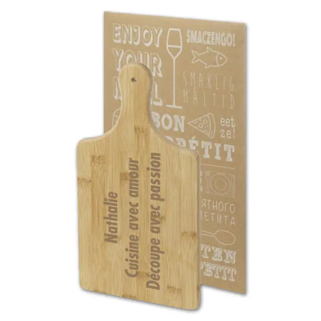 Offrez une planche en bambou gravée avec amour ! Un cadeau personnalisé parfait pour les passionnés de cuisine et de belles présentations.