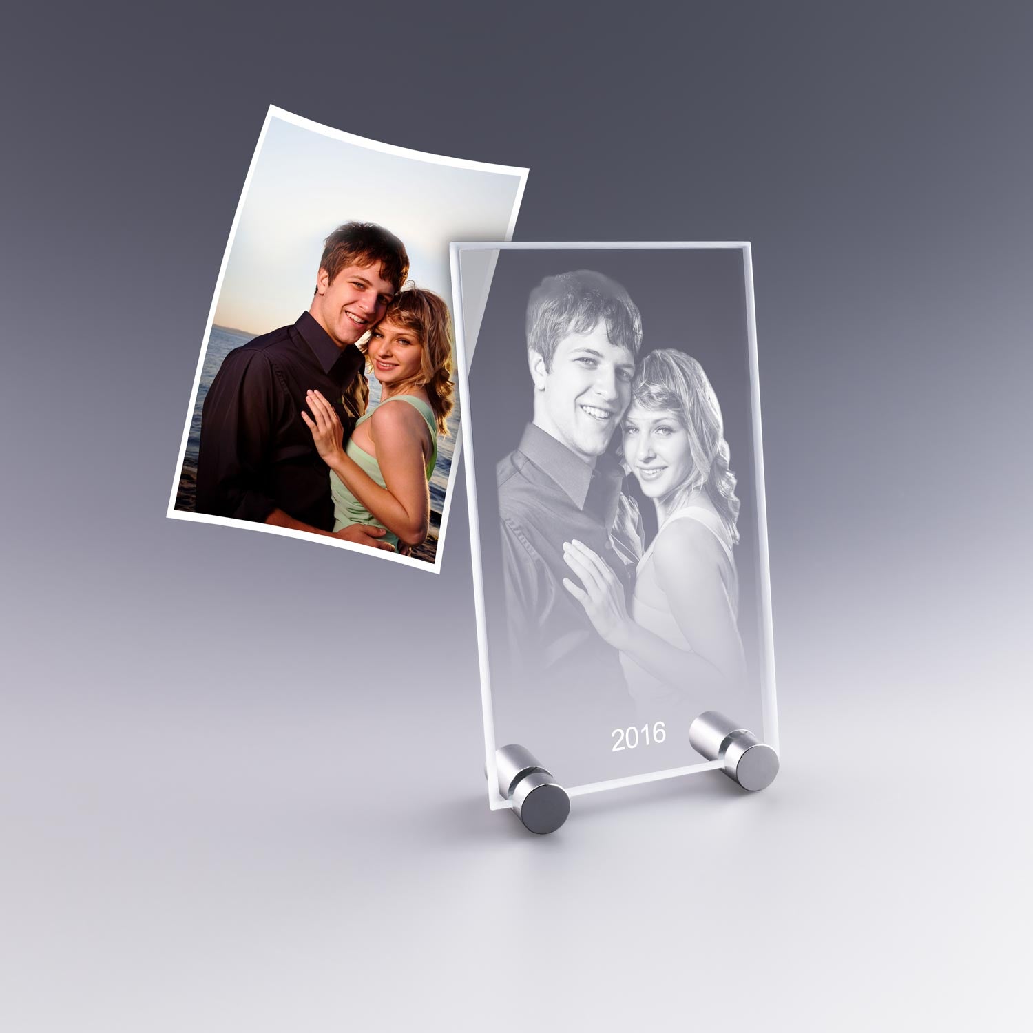 Plaque en verre verticale gravée d’un couple amoureux, photo en extérieur au bord de mer, avec date gravée “2016”.