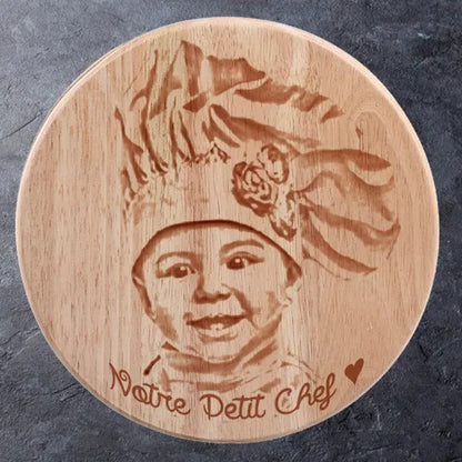 Plateau en bois avec gravure photo réaliste d’un enfant et message "Notre Petit Chef", parfait pour un cadeau original.