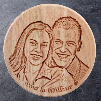 Planche à fromages avec gravure fine d’un couple souriant et message "Pour la meilleure", idéale comme cadeau personnalisé.