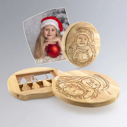 Plateau à fromages personnalisé en bois avec gravure d'une photo de Noël d'une petite fille, texte "Joyeux Noël Papa", avec couteaux intégrés.