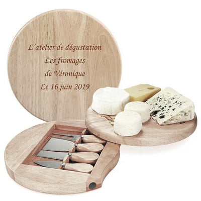 Plateau à fromages avec couteaux, gravé « L’atelier de dégustation - Les fromages de Véronique - Le 16 juin 2019 », un cadeau parfait à personnaliser soi-même.