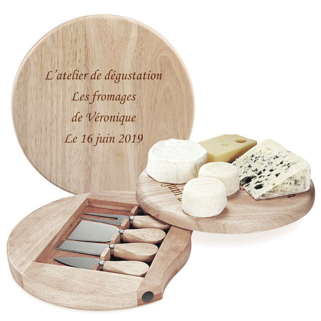 Plateau à fromages avec couteaux, gravé « L’atelier de dégustation - Les fromages de Véronique - Le 16 juin 2019 », un cadeau parfait à personnaliser soi-même.