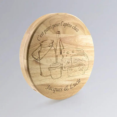 Plateau à fromages en bois gravé avec dessin de produits laitiers, vin et fromage, et le message personnalisé "Jacques & Lucie" pour un apéro convivial.
