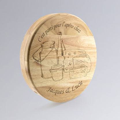 Plateau à fromages en bois gravé avec dessin de produits laitiers, vin et fromage, et le message personnalisé "Jacques & Lucie" pour un apéro convivial.