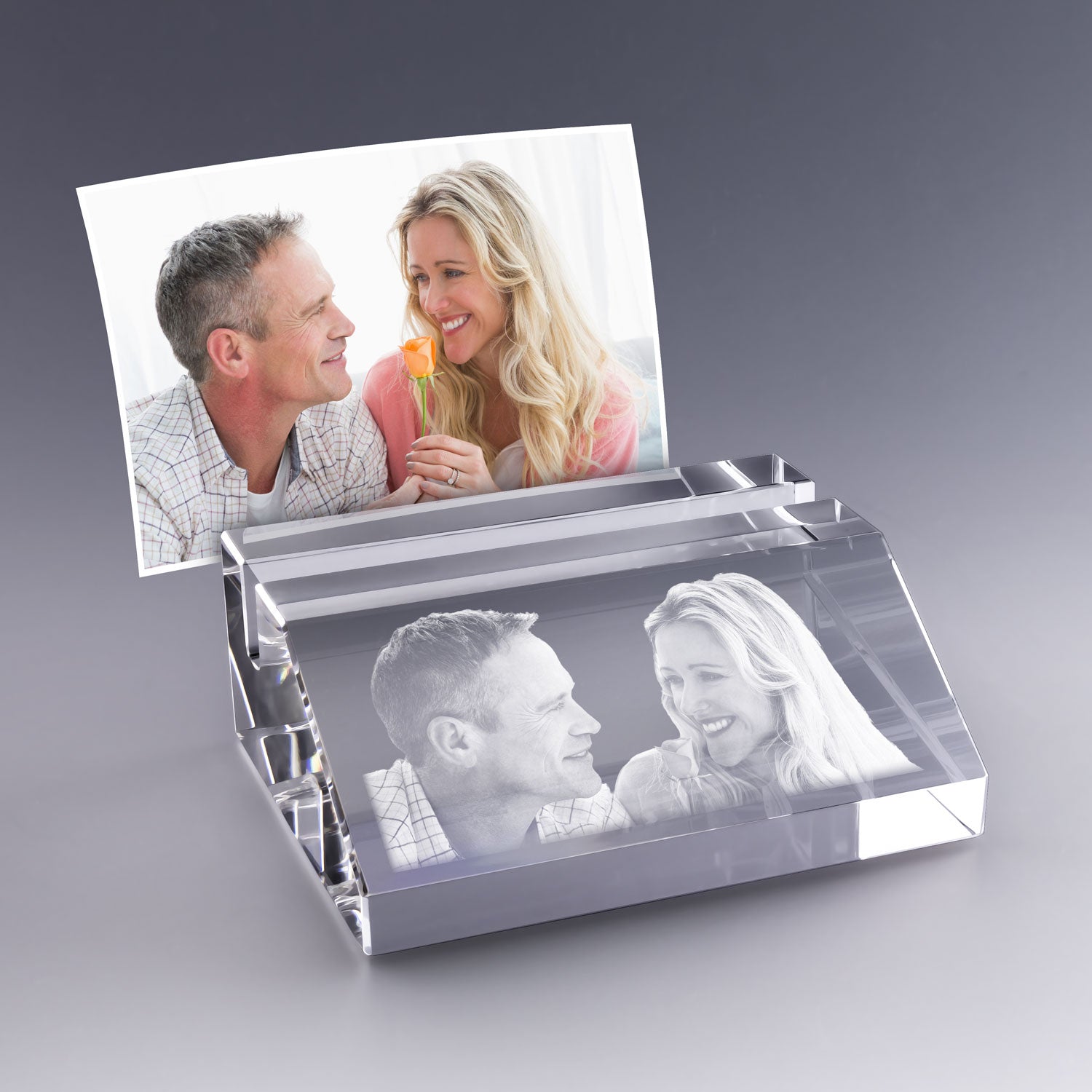 Bloc en verre gravé 2D avec encoche pour cartes de visite, personnalisé à partir de votre photo. Un cadeau unique, pratique et élégant pour le bureau.