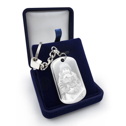 Porte-clés argenté avec plaque gravée d’un enfant et son chien, présenté dans un coffret. Un cadeau personnalisé attendrissant pour immortaliser un lien fort.