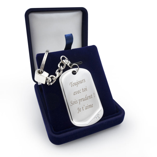 Porte-clés argenté gravé avec un message personnalisé, présenté dans un écrin bleu. Un cadeau unique et touchant à offrir pour marquer une attention sincère.