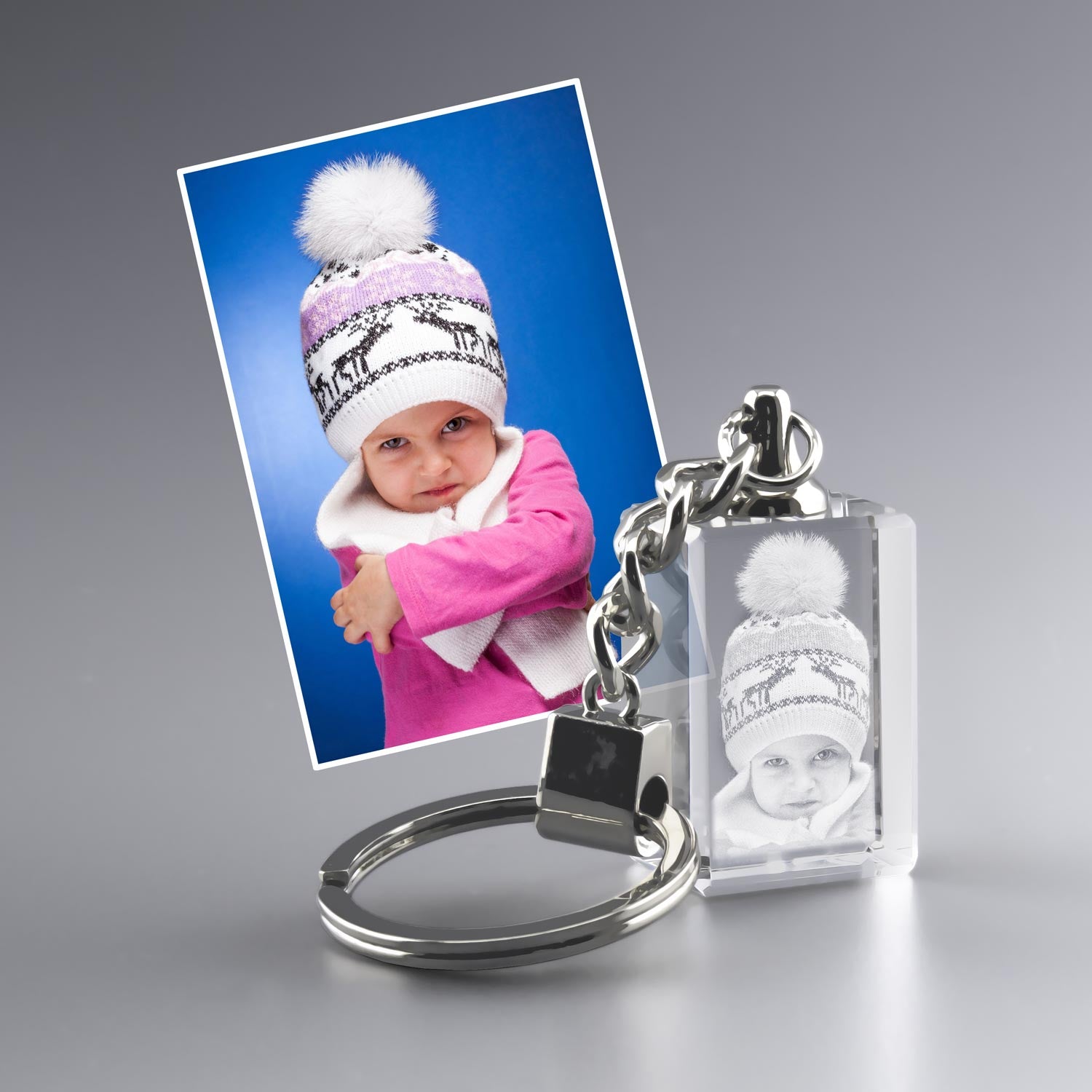 Porte-clés lumineux en verre avec gravure photo 2D d’un bébé. Un cadeau personnalisé émouvant pour garder un souvenir unique toujours à portée de main.