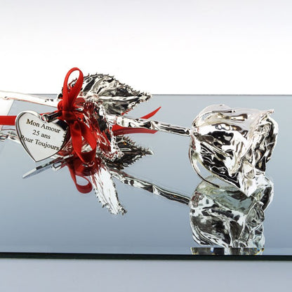 Rose gravée en argent avec cœur personnalisé « Mon Amour 25 ans pour toujours », posée sur miroir. Cadeau éternel et élégant à offrir en amour.