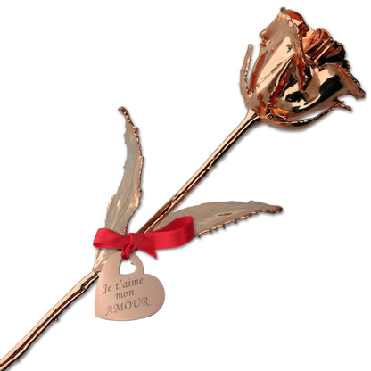 Rose éternelle en or rose 18 carats gravée avec « Je t’aime mon Amour », symbole de passion. Cadeau unique à offrir en coffret rouge de luxe.