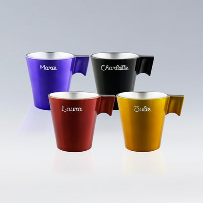 Tasses en verre Luminarc colorées personnalisées aux prénoms Marie, Charlotte, Laura et Julie, mises en scène sur fond lumineux épuré.
