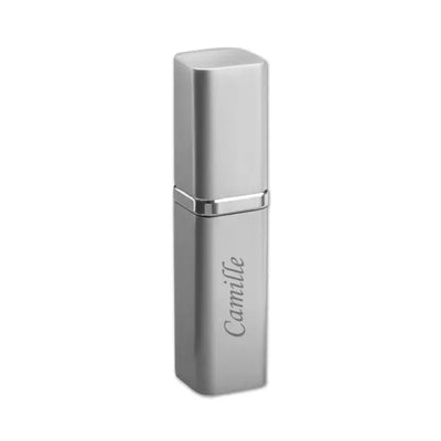 Vaporisateur de parfum rechargeable en métal argenté avec gravure du prénom Camille, un accessoire élégant et personnalisable à offrir.
