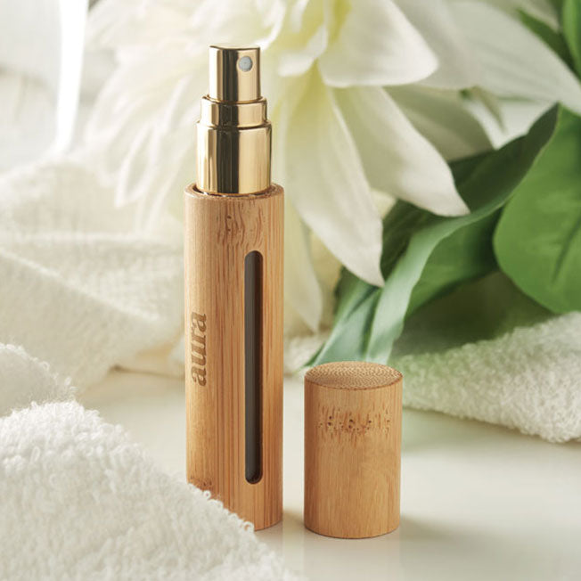 Mise en scène douce d’un vaporisateur gravé "aura", posé dans un décor spa, parfait pour un moment de bien-être personnalisé.