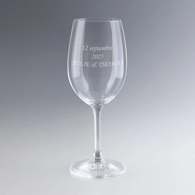 Verre à vin gravé avec texte personnalisé et date. Cadeau personnalisé unique pour les mariés ou pour une célébration inoubliable en famille ou entre amis.