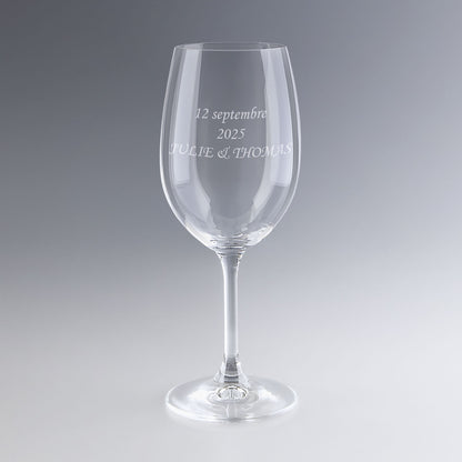 Verre à vin gravé avec texte personnalisé et date. Cadeau personnalisé unique pour les mariés ou pour une célébration inoubliable en famille ou entre amis.