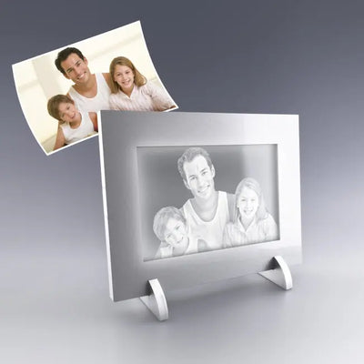 Cadre photo horizontal avec gravure 2D personnalisée sur plaque en verre, posé sur support métal. Idéal pour offrir un souvenir élégant et intemporel.
