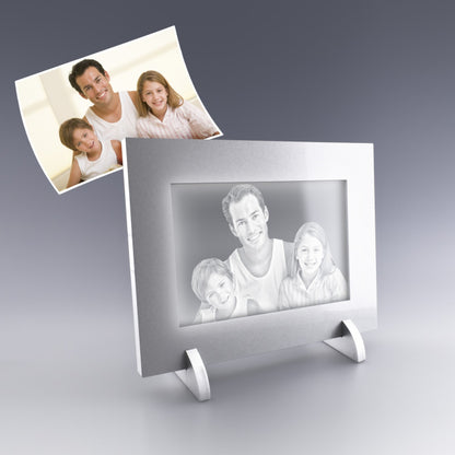 Cadre photo horizontal avec gravure 2D personnalisée sur plaque en verre, posé sur support métal. Idéal pour offrir un souvenir élégant et intemporel.