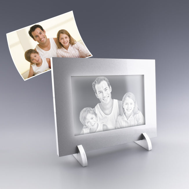 Cadre photo horizontal avec gravure 2D personnalisée sur plaque en verre, posé sur support métal. Idéal pour offrir un souvenir élégant et intemporel.