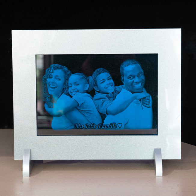 Photo de famille gravée en 2D sur un cadre lumineux horizontal à LED bleue. Message personnalisé “Ma Jolie Famille” pour un cadeau plein d’émotion.