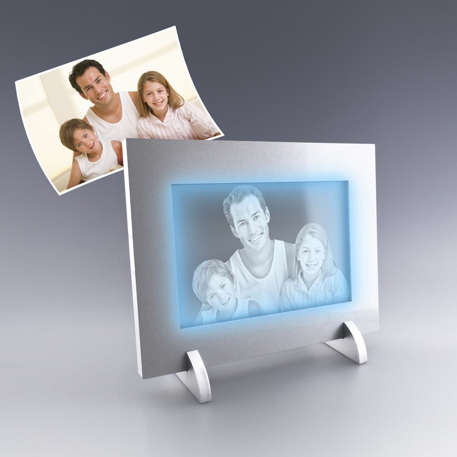 Cadre lumineux horizontal en métal avec photo de famille gravée en 2D dans le verre. Éclairage LED bleu pour sublimer un cadeau personnalisé et moderne.