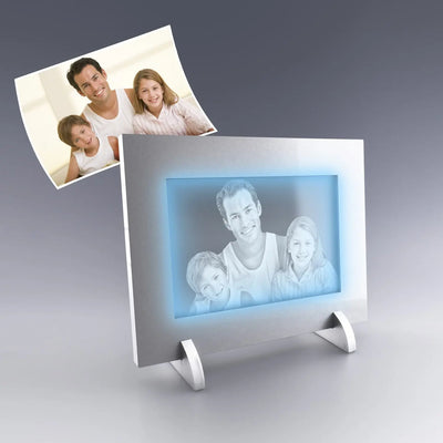 Cadre lumineux horizontal en métal avec photo de famille gravée en 2D dans le verre. Éclairage LED bleu pour sublimer un cadeau personnalisé et moderne.