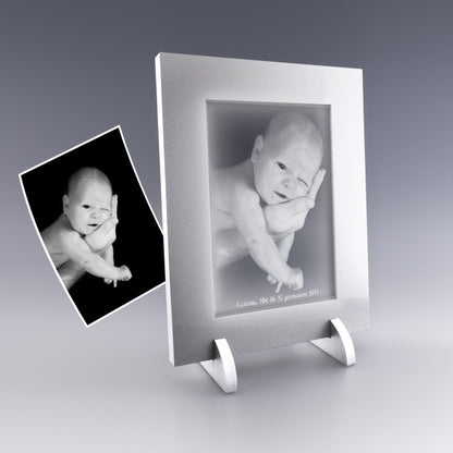 Cadre vertical lumineux personnalisé avec photo de bébé gravée en 2D dans le verre et éclairage blanc doux