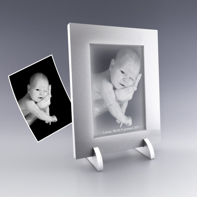 Cadre vertical lumineux personnalisé avec photo de bébé gravée en 2D dans le verre et éclairage blanc doux