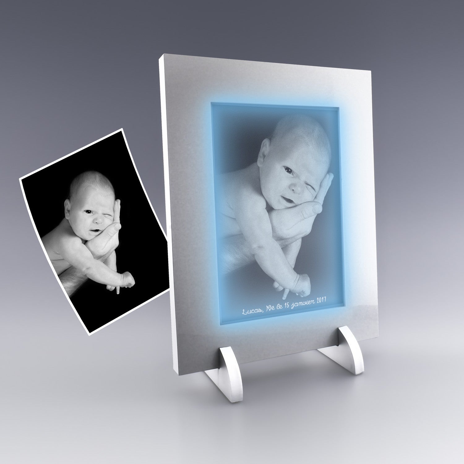 Portrait de naissance gravé dans un cadre lumineux vertical en verre, avec prénom et date, éclairage LED bleuté.