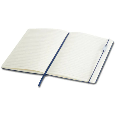 Carnet A5 bleu ouvert, pages lignées en papier crème certifié FSC, ruban marque-page et fermeture élastique assortie.