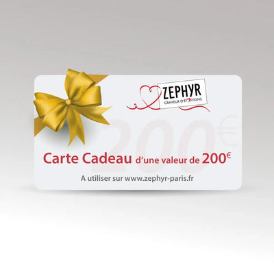Carte cadeau Zephyr Paris d’une valeur de 200€, avec ruban doré et logo Zephyr, utilisable sur www.zephyr-paris.fr.
