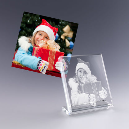 Photo d’un enfant en tenue de Noël gravée dans un bloc en verre vertical – une création personnalisée idéale pour offrir un cadeau original et émouvant à Noël.
