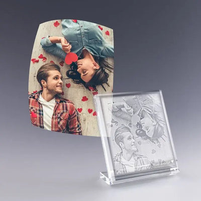 Gravure 2D dans verre d’un couple allongé parmi des cœurs en papier, personnalisée avec le texte "Mon amour" – un cadeau original et touchant pour les amoureux.