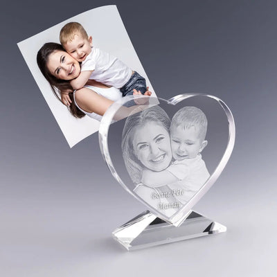 Bloc en verre en forme de cœur gravé en 2D avec photo mère-fils et texte “Bonne fête Maman”. Un cadeau personnalisé et émouvant pour la fête des mères.