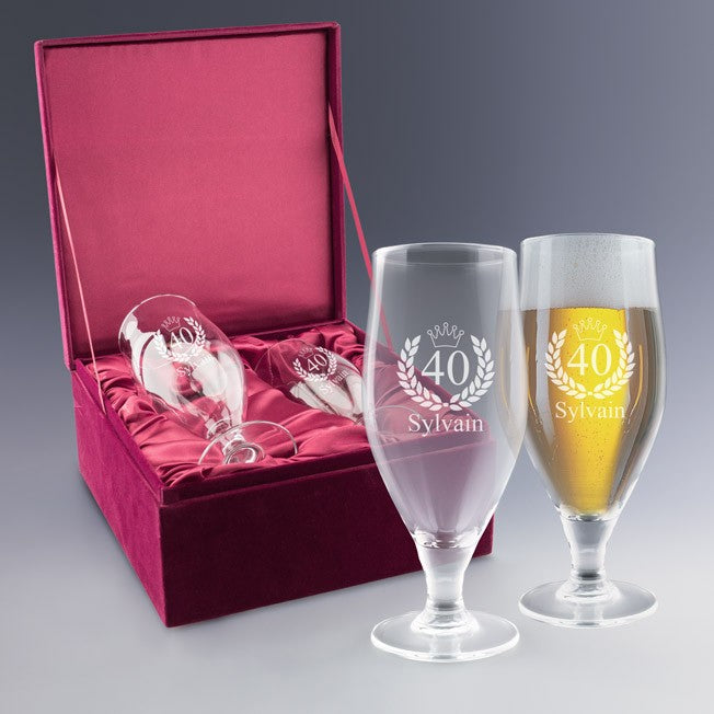 Coffret de 2 verres à bière personnalisés 50 cl – Cadeau d’anniversaire unique gravé avec l’âge et le prénom. Un cadeau personnalisé élégant à offrir, présenté dans un écrin en velours.