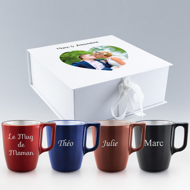 Coffret cadeau avec 4 mugs gravés (Rouge, Bleu, Terracotta, Noir) et couvercle illustré d’une photo de mariage en forme de cœur, à personnaliser en ligne.
