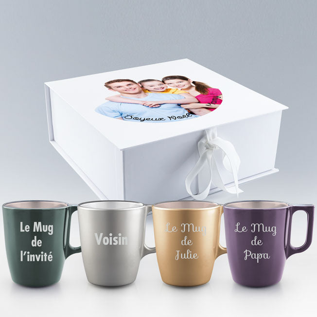Offrez un coffret avec 4 mugs personnalisables (Vert, Argent, Or, Lavande) et photo couleur sur le couvercle. Idéal pour un cadeau de famille.