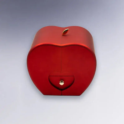 Coffret à bijoux en forme de cœur rouge brillant avec fermeture dorée. Idéal pour offrir un bijou dans un écrin élégant et raffiné.