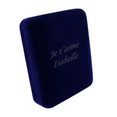 Écrin velours bleu nuit avec message personnalisé, parfait pour sublimer un bijou et créer un cadeau unique et chargé d’émotion.