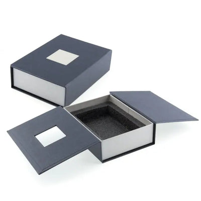 Ce coffret haut de gamme protège et valorise votre bloc photo en verre facetté. Avec sa mousse de calage intérieure sur-mesure, il assure une présentation soignée et une sécurité optimale lors du transport. Son design raffiné en fait un véritable écrin prêt à offrir.