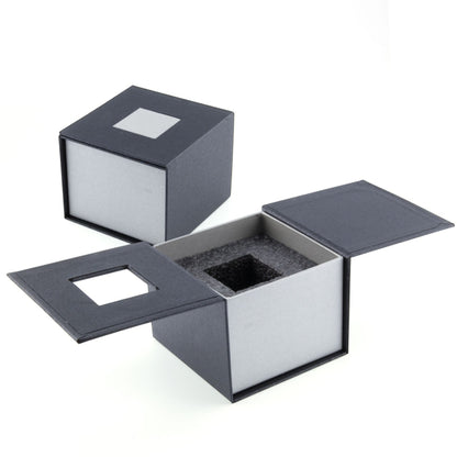 Élégante boîte rigide noire et grise, doublée de mousse protectrice, spécialement conçue pour offrir un cube en verre personnalisé de 4 cm.