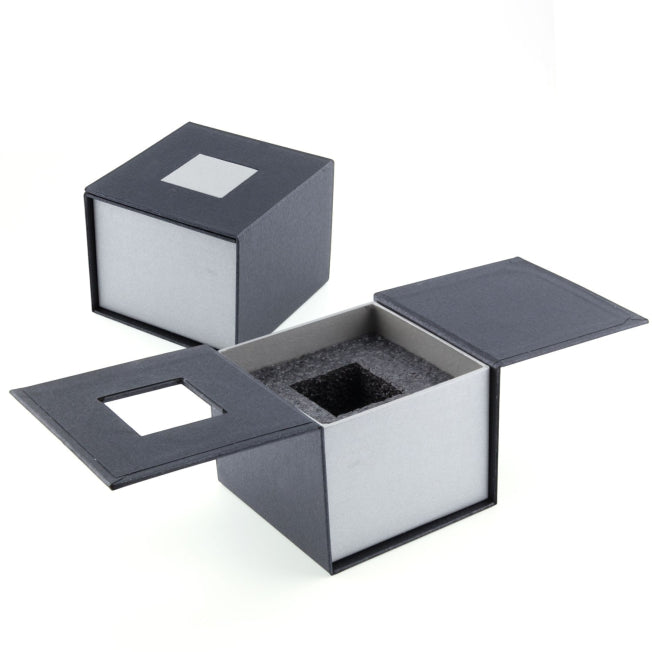 Élégante boîte rigide noire et grise, doublée de mousse protectrice, spécialement conçue pour offrir un cube en verre personnalisé de 4 cm.