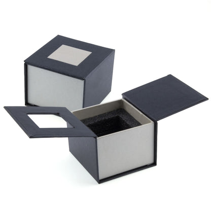 Coffret noir avec intérieur mousse pour offrir un cube en verre gravé. Présentation élégante pour vos cadeaux uniques.